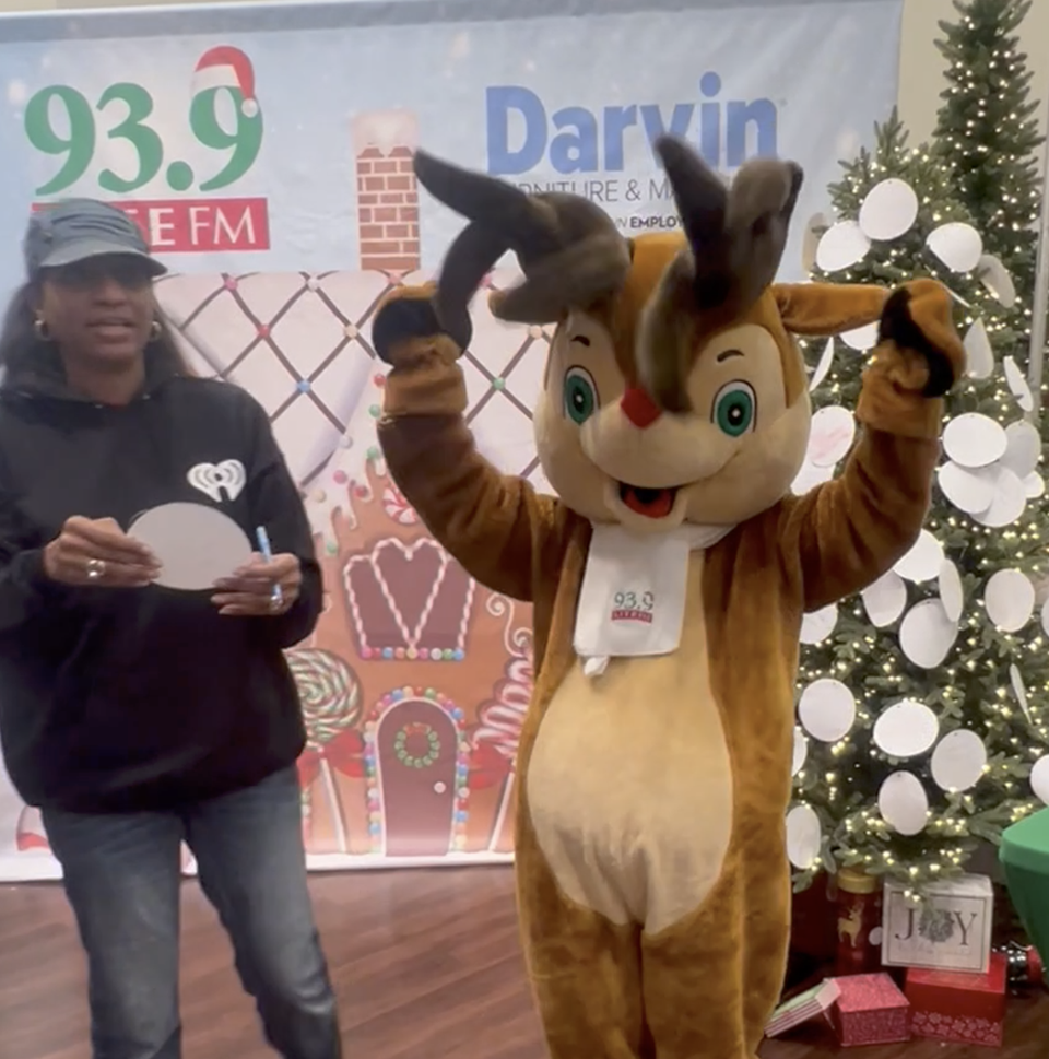 2023- Black Friday at Darvin Furniture - with Will Harris President and Robin Rock