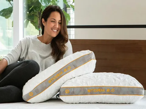 2 Storm 2.0 pillows on a mattress