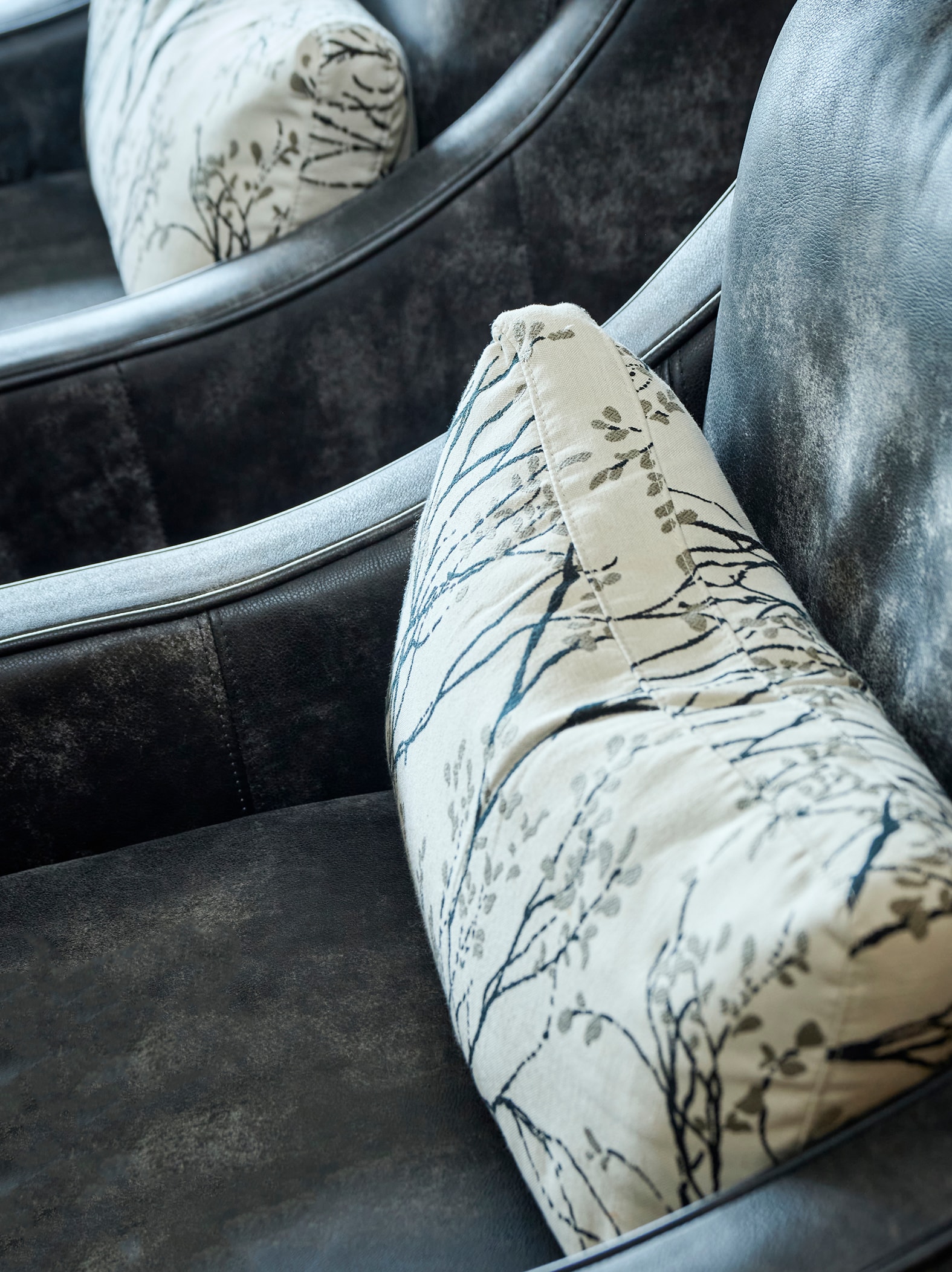 The Stunning Artsy Penthouse From Jorge M Pérez - hommes.studio - Penthouse Apartment With Artistic Furniture Pieces And Art