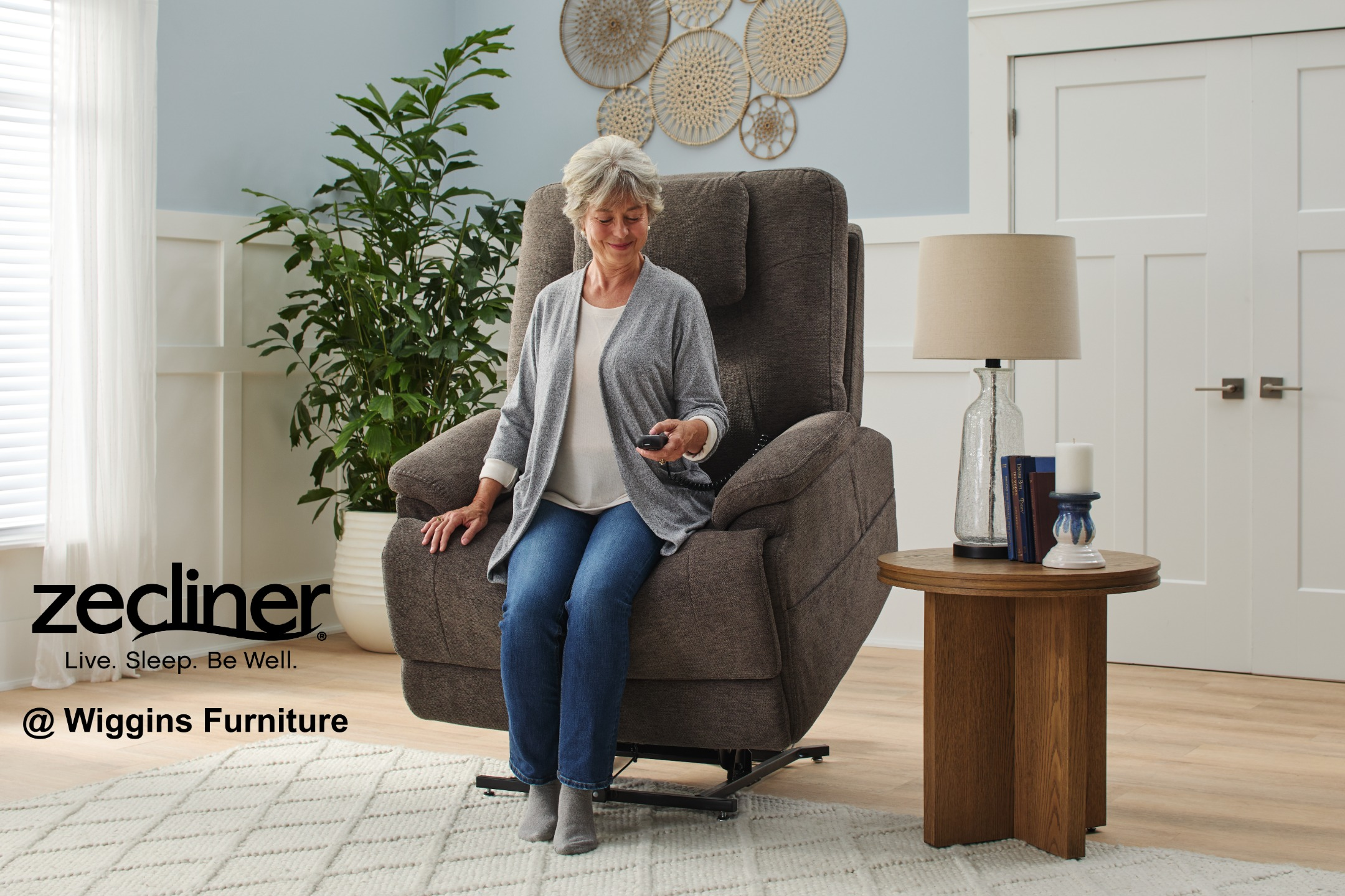 Woman sitting in lift Zecliner