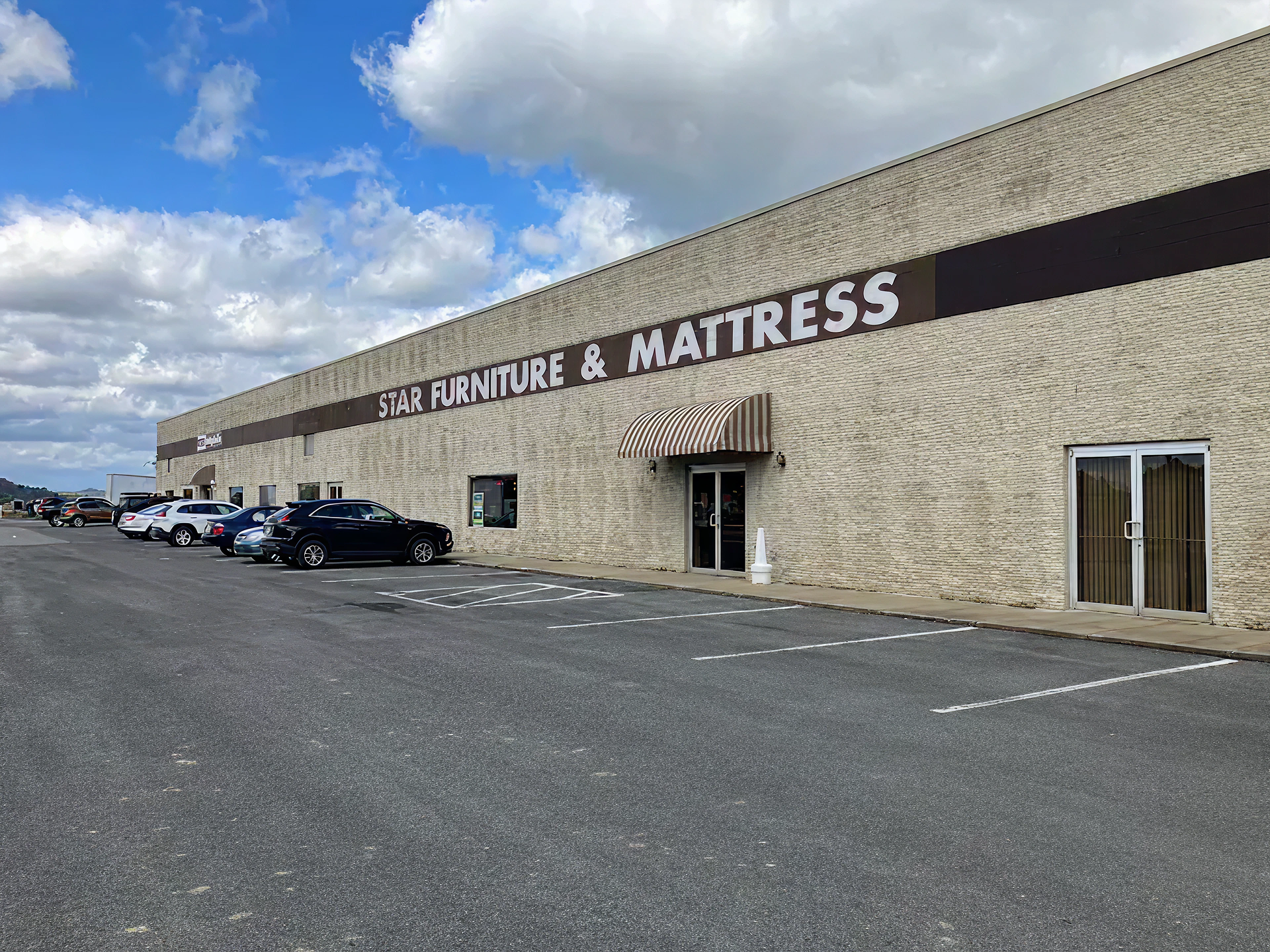Storefront of Star Furniture's Fairmont location