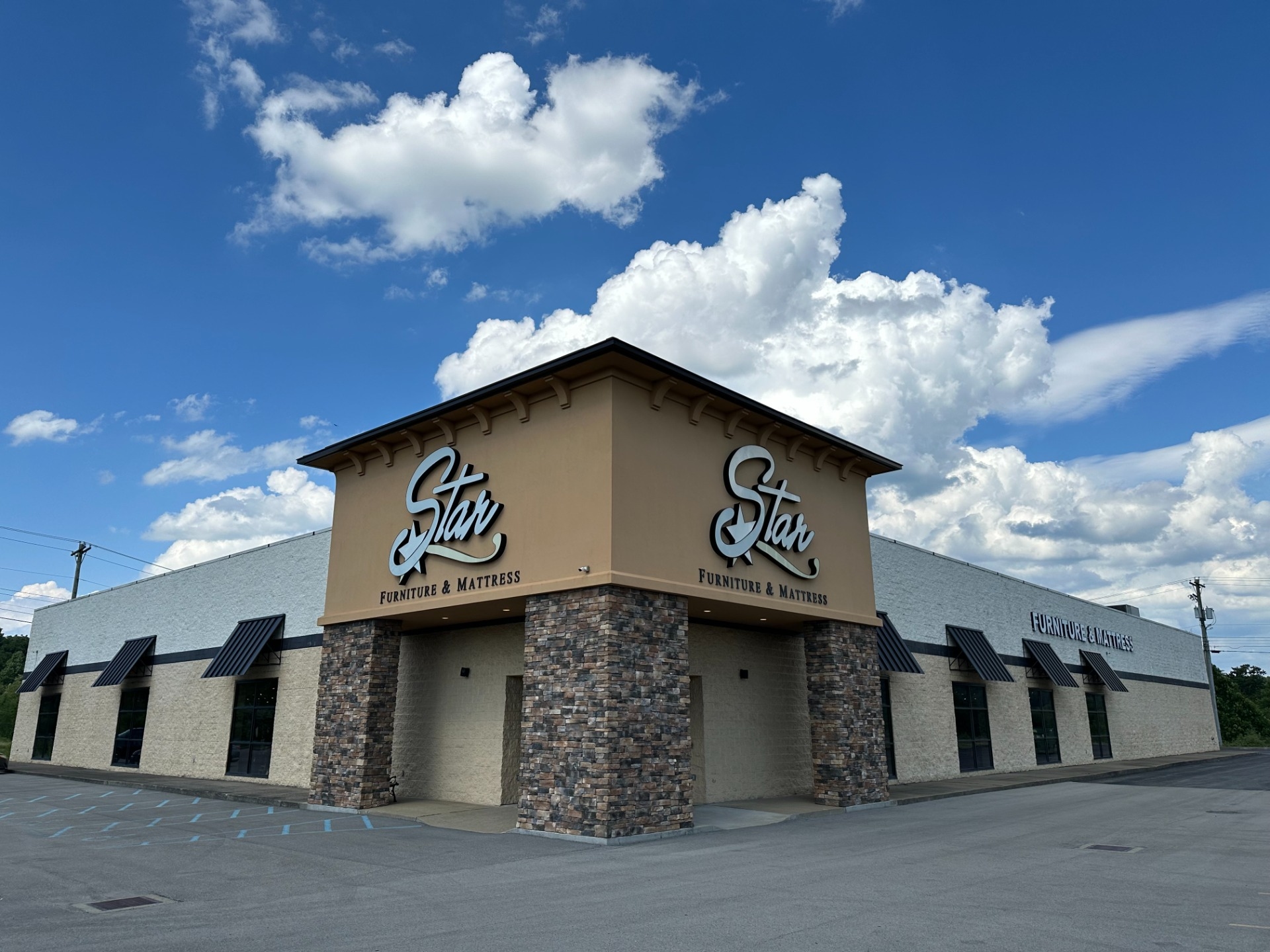 Storefront of Star Furniture's Fairmont location at an angle