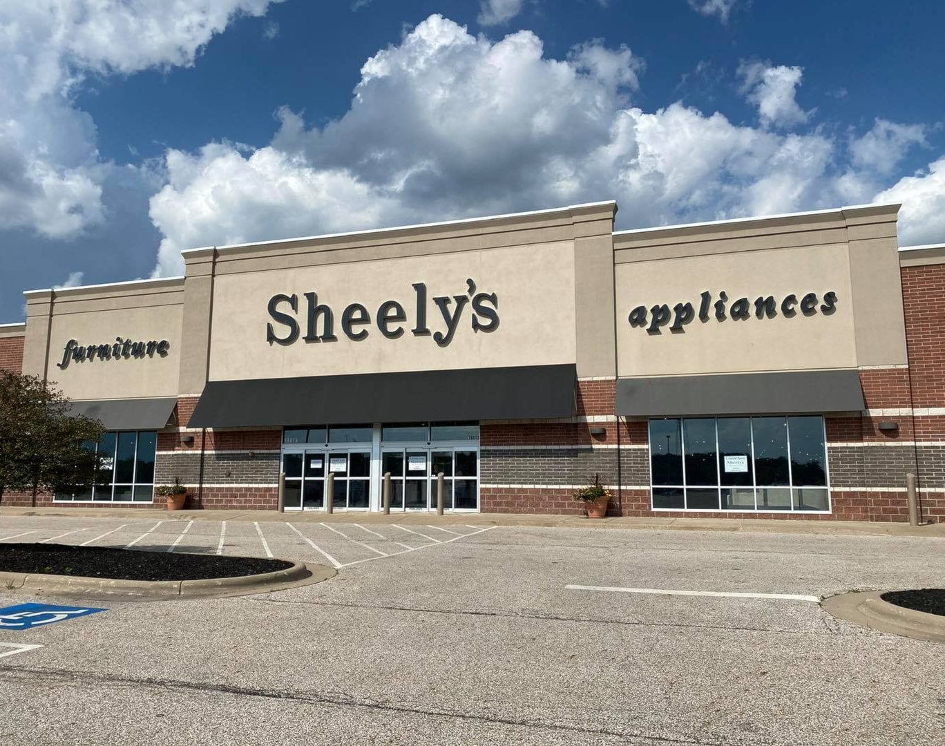 Sheely's Furniture & Appliance Aurora, Ohio Store Front. 