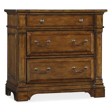 Traditional Three-Drawer Bachelors Chest